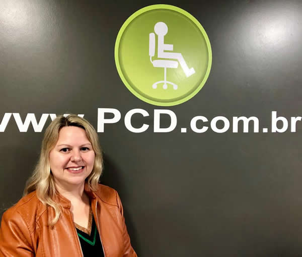 Kelli Tavares fundadora do PCD Online site de inclusão de PCD
